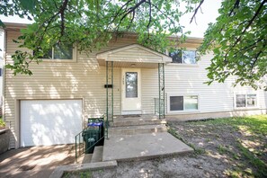 Exterior detail - Walk to Sycamore Mall, 5 Min Drive To City Center, 8 Beds Home, Fenced Yard (Iowa City)