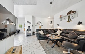 Tv, eldstad och dvd-spelare