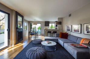 Living area - Gorgeous Luxury Fully Furnished One Bedroom Apartment (Los Angeles)