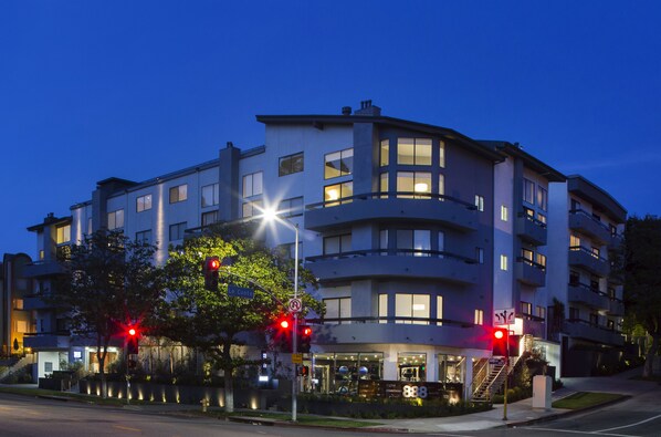 Exterior - Gorgeous Luxury Fully Furnished One Bedroom Apartment (Los Angeles)