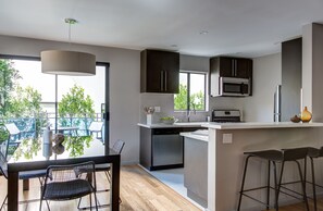 Private kitchen - Gorgeous Luxury Fully Furnished One Bedroom Apartment (Los Angeles)