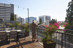 Outdoor dining - Gorgeous Luxury Fully Furnished One Bedroom Apartment (Los Angeles)