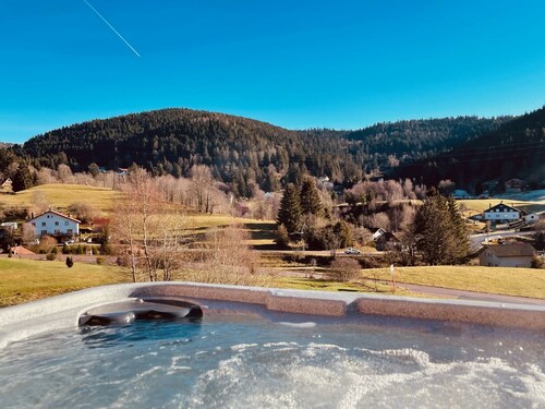 Spacious chalet type house - Jacuzzi + Sauna