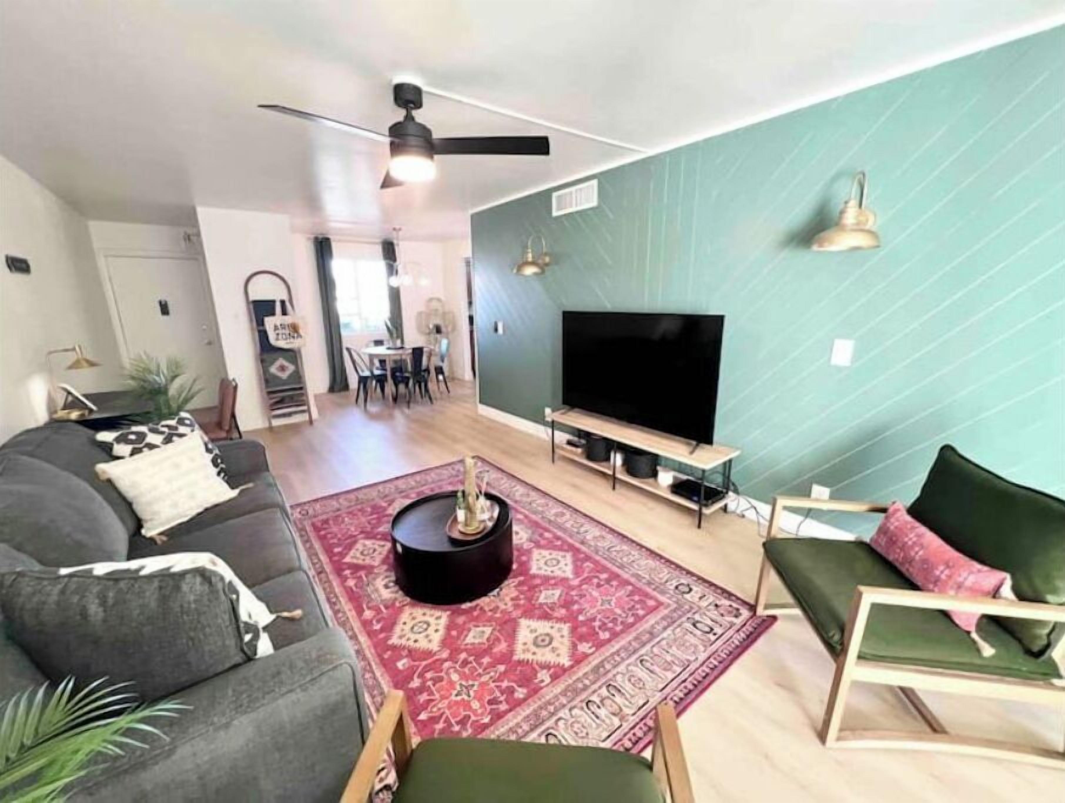 Remodeled/Heated Pool- Walk to Old Town Condo!