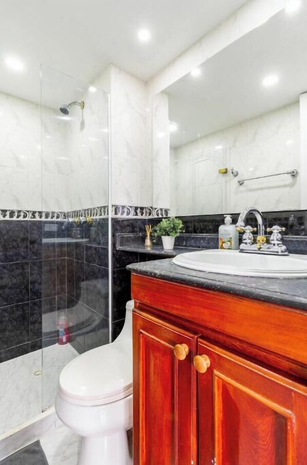 Een douche, een haardroger, handdoeken, zeep