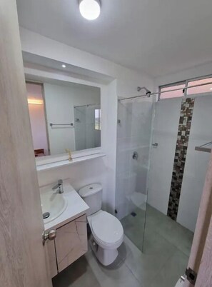 Shower, hair dryer, towels, soap - Study apartment, near to the int airport JCM (Antioquia)