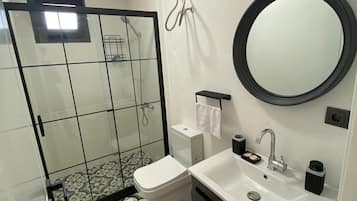 Standard Lower Floor | Phòng tắm | Buồng tắm vòi sen, máy sấy tóc, dép đi trong nhà, khăn tắm