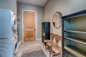 House | Laundry - Holland (Flagstaff)