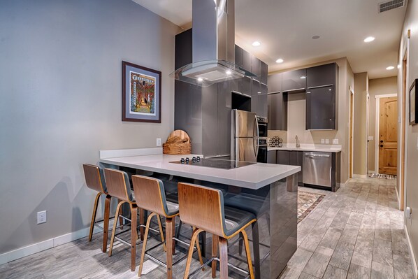 House | Private kitchen | Full-sized fridge, microwave, oven, stovetop - Holland (Flagstaff)