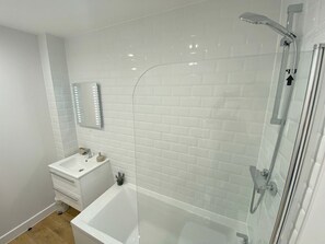 Towels - Stylish & Spacious Apartment (Tunbridge Wells)