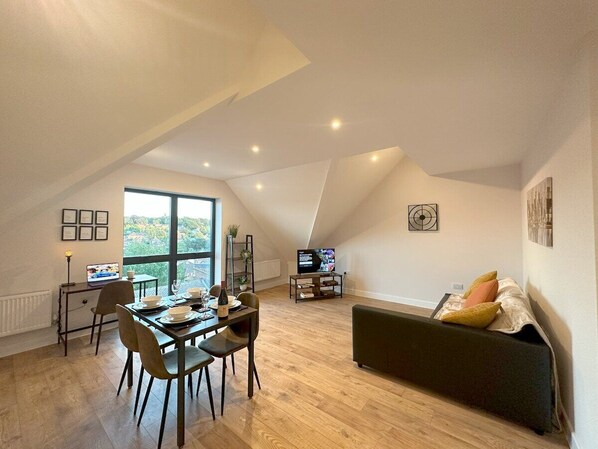 TV, offices - Chic and Airy Apartment (Tunbridge Wells)