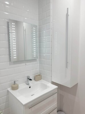 Kostenlose Toilettenartikel, Handtücher