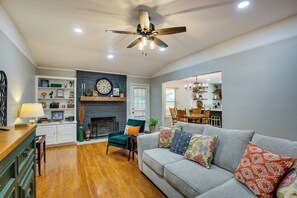 TV, fireplace, books - Home 1 Mi to Historic Gingerbread District & Dtwn! (Waxahachie)
