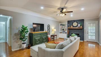 Fernseher, Kamin, Bücher