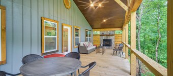 Blue Ridge Mountainside Cottage w/ Fire Pit!