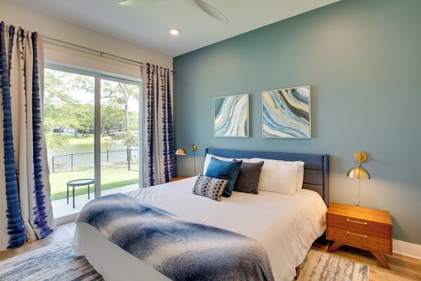 5 bedrooms, desk, iron/ironing board, internet