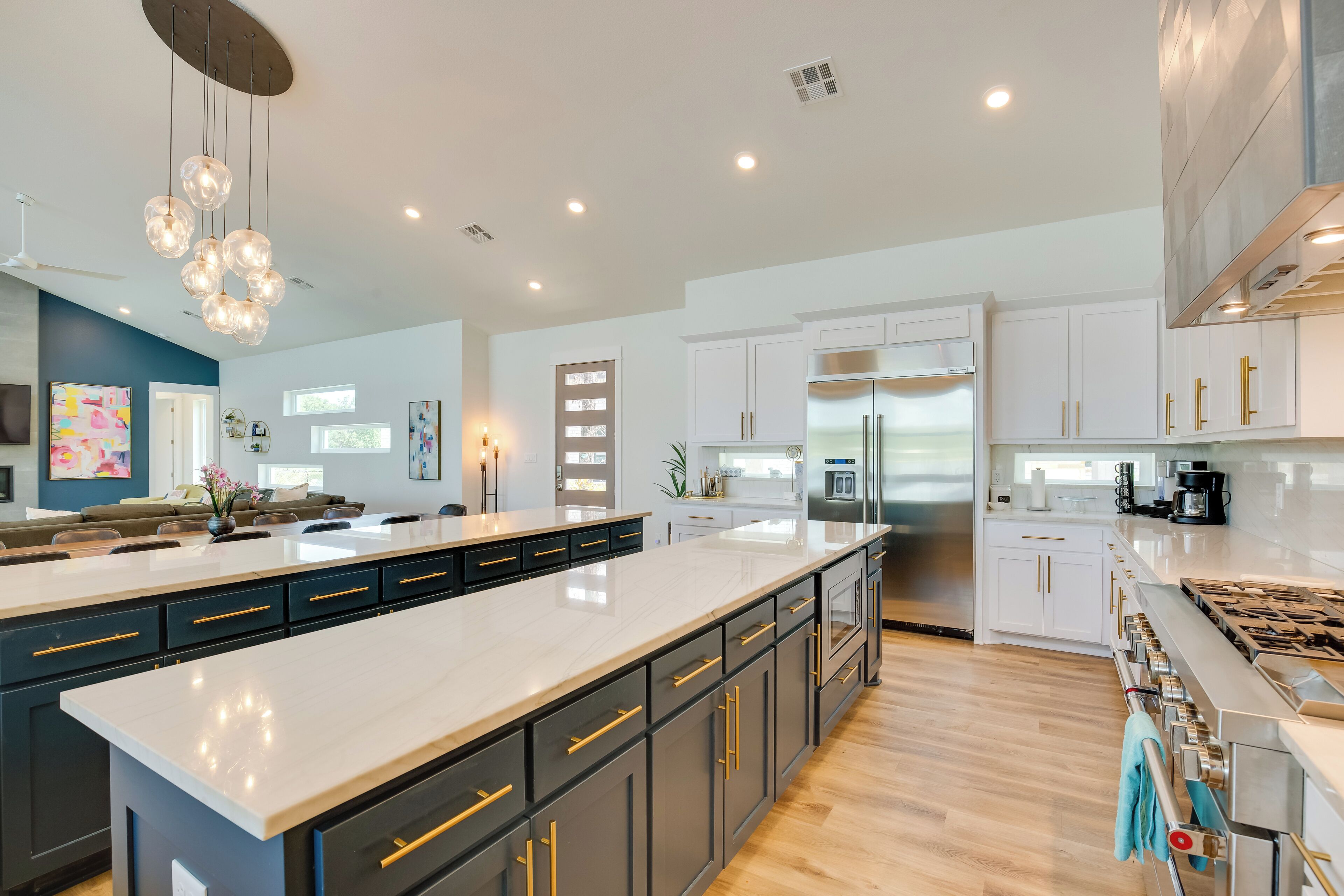 Réfrigérateur, micro-ondes, plaque de cuisson, lave-vaisselle