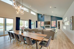 Dining - Relax Fireside! Waterfront Family Home in Malakoff (Malakoff)