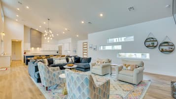 Télévision, cheminée, livres