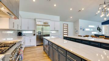 Réfrigérateur, micro-ondes, plaque de cuisson, lave-vaisselle