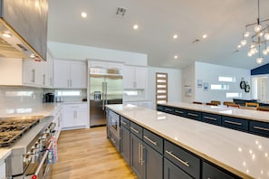Fridge, microwave, stovetop, dishwasher