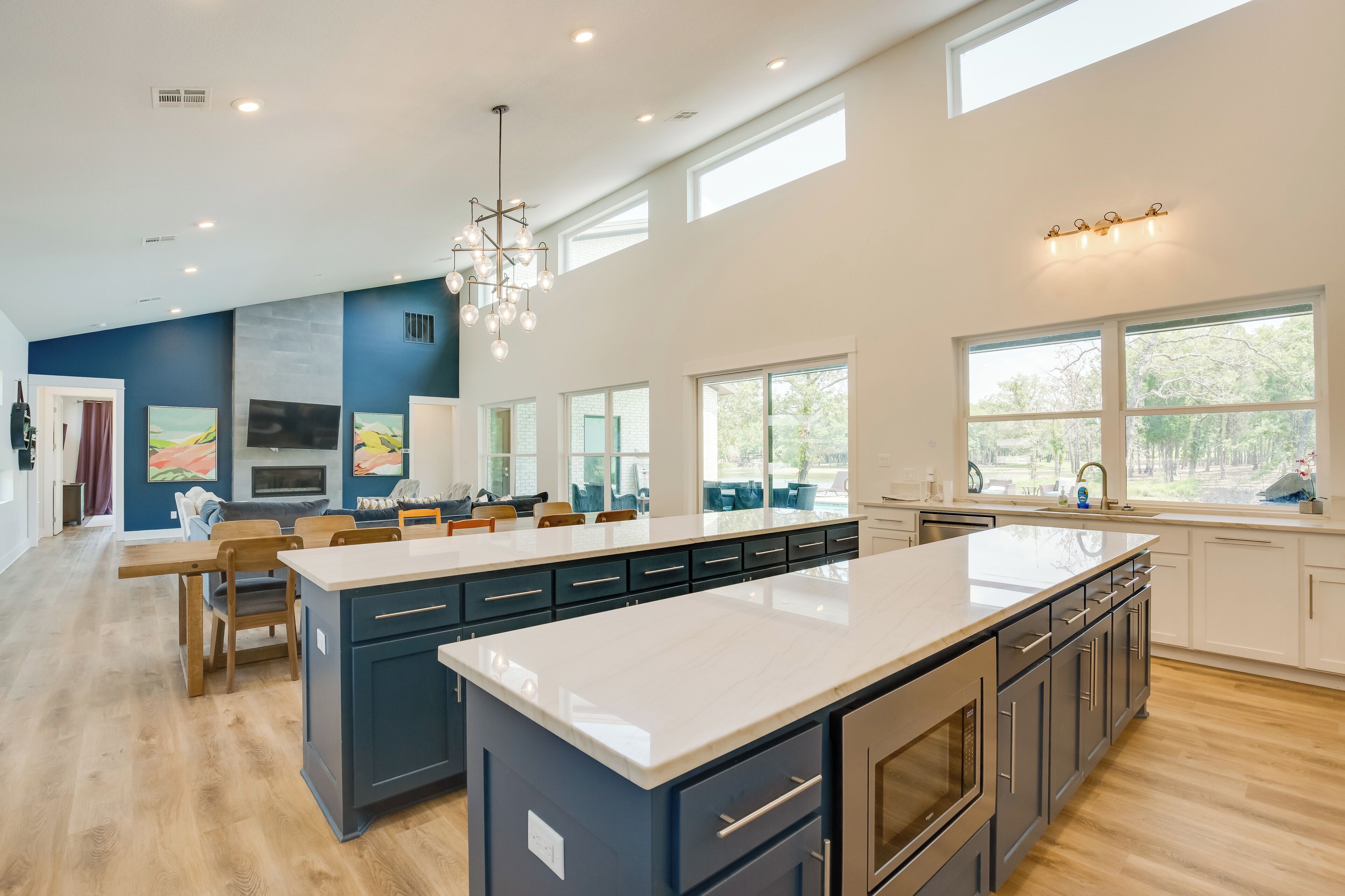 Réfrigérateur, micro-ondes, plaque de cuisson, lave-vaisselle