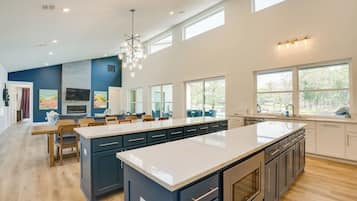 Réfrigérateur, micro-ondes, plaque de cuisson, lave-vaisselle