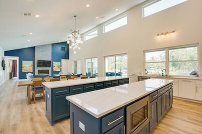 Relax Fireside! Waterfront Malakoff Home w/ Pool