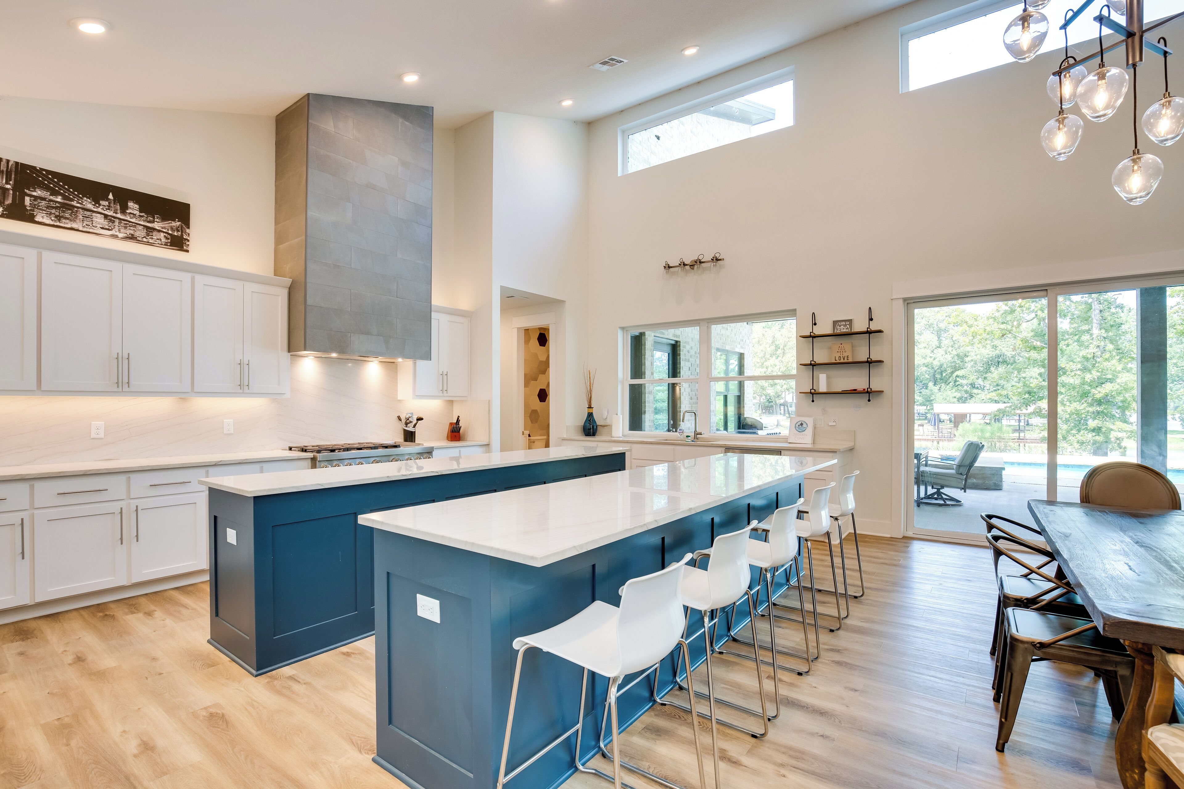 Réfrigérateur, micro-ondes, plaque de cuisson, lave-vaisselle