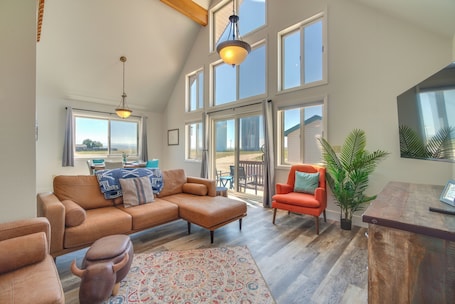 TV, books. Bright Wyoming Retreat w/ Deck & Mountain Views!