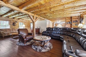 Älytelevisio, takka, videopelejä, DVD-soitin