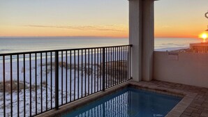 A private pool with a view of the ocean at sunset. - Dos Casas - Gulf-front Home with 2 Martini Pools and Beach Service (Destin)