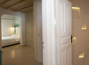 2 makuuhuonetta, tallelokero huoneessa, silitysrauta/-lauta