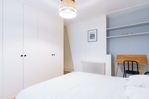 2 室のベッドルーム、デスク、インターネ  ット、ベッドシーツ