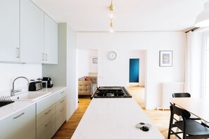 Kühlschrank, Ofen, Herdplatte, Geschirrspüler