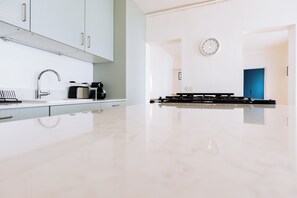 Kühlschrank, Ofen, Herdplatte, Geschirrspüler