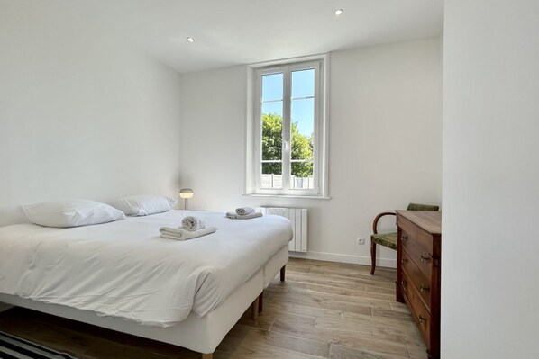 3 bedrooms, iron/ironing board, travel crib, WiFi