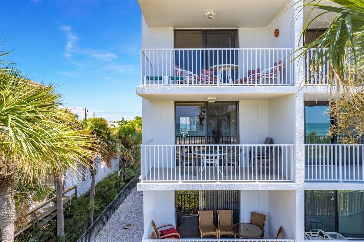 Private end balcony over looking the Gulf!