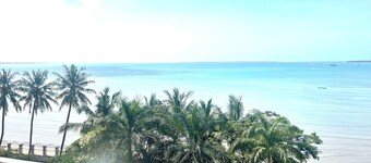 Sunny Waterfront Apartment