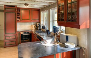 Réfrigérateur, micro-ondes, plaque de cuisson, lave-vaisselle