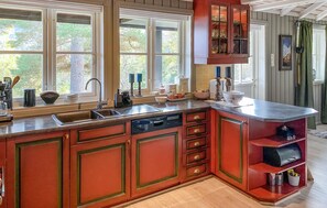 Kjøleskap, kokeplater, oppvaskmaskin og kaffetrakter/tekoker