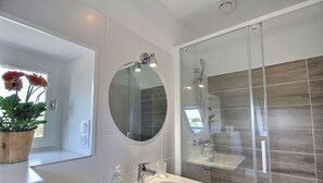 Badewanne, Haartrockner, Handtücher