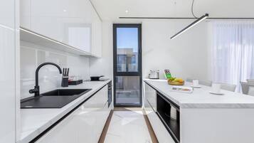 Kühlschrank, Ofen, Geschirrspüler, Wasserkocher mit Kaffee-/Teezubehör