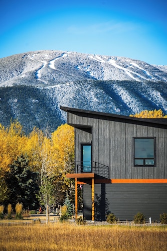 Shred Lodge - Luxurious modern home on the golf course with 180 degree views
