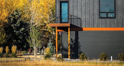 Shred Lodge - Luxurious modern home on the golf course with 180 degree views