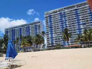 Plage, chaises longues, serviettes de plage