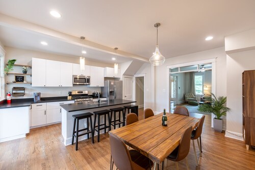 Historic NW DC Rowhome + Hot Tub 5 bed/3.5 bath