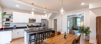 Historic NW DC Rowhome + Hot Tub 5 bed/3.5 bath