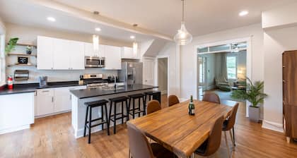 Historic NW DC Rowhome + Hot Tub 5 bed/3.5 bath