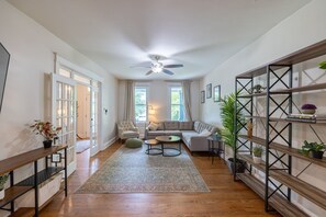 Smart TV - Historic NW DC Rowhome + Hot Tub 5 bed/3.5 bath (Washington)